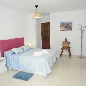 https://habitacion-grande-con-terraza-privada-malaga-centro.es-andalucia.com
